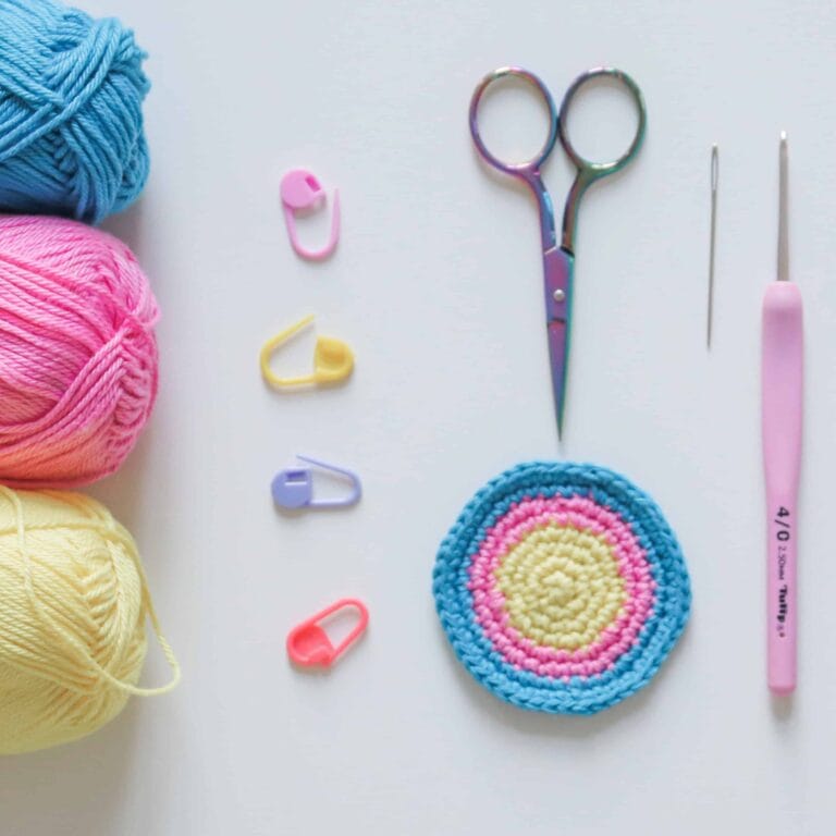 Das Häkeln vom unsichtbaren Farbwechsel für Amigurumi