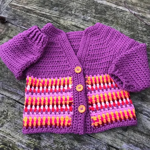 gehäkelte Baby-Strickjacke